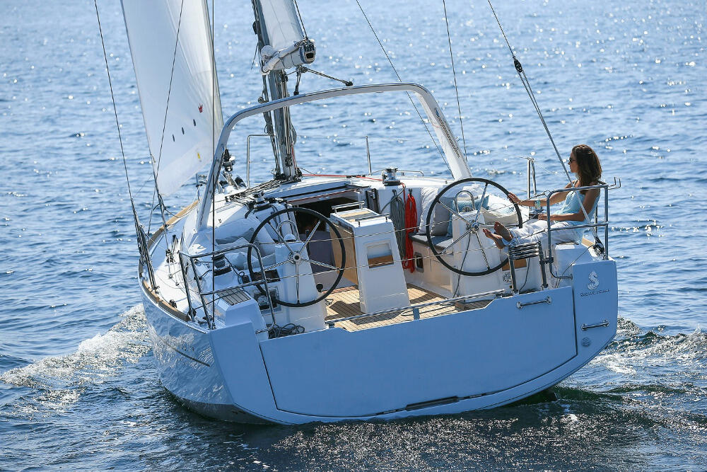 Sailing yacht 
