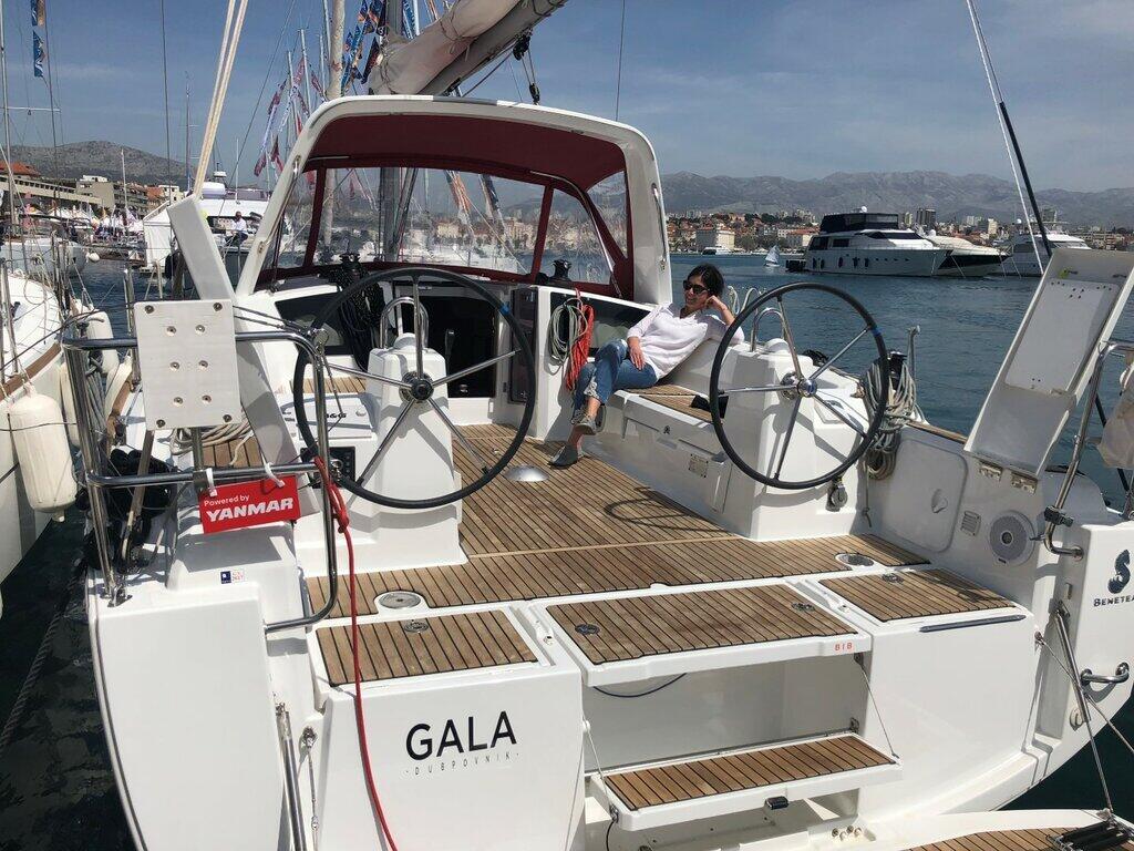 Sailing yacht 