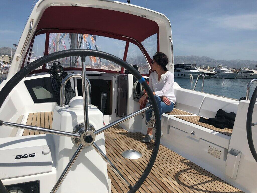 Sailing yacht 