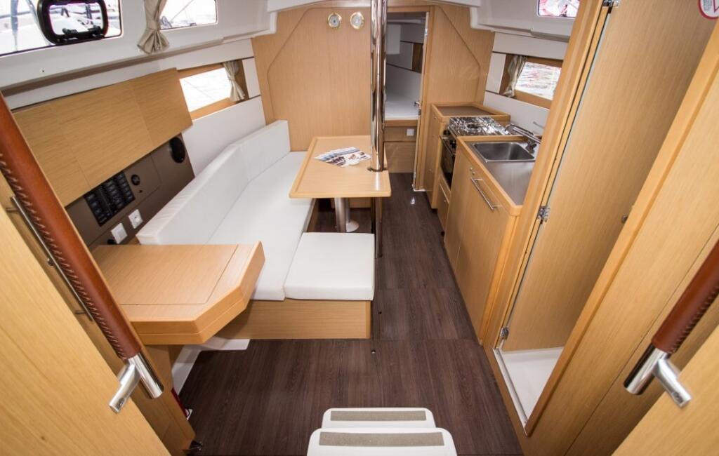 Sailing yacht 