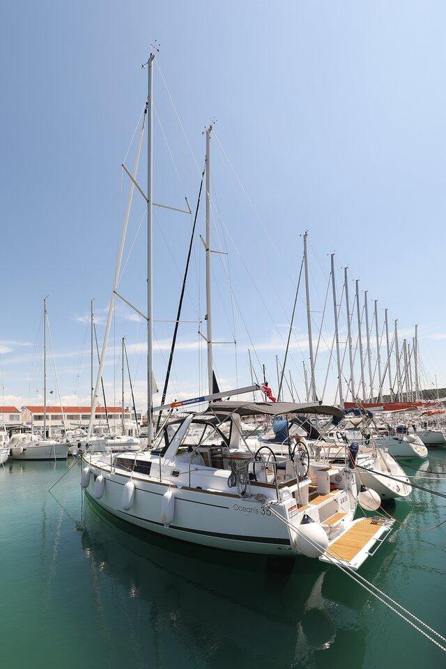 Sailing yacht 