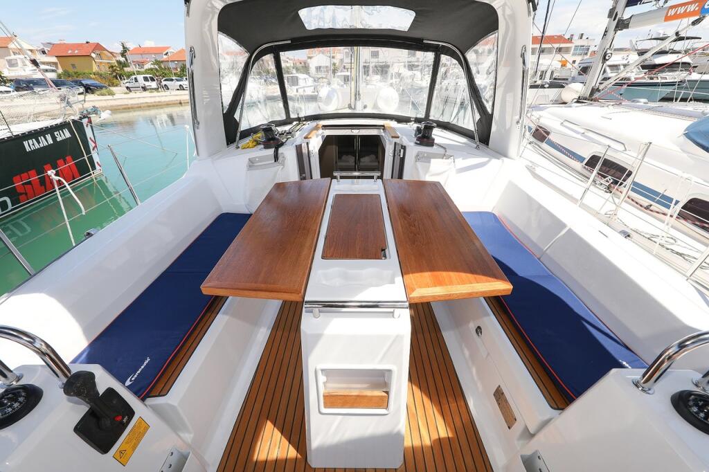 Sailing yacht 