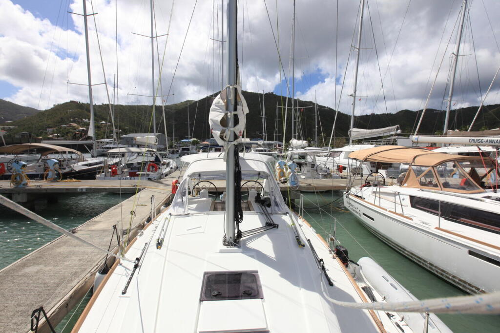 Sailing yacht 