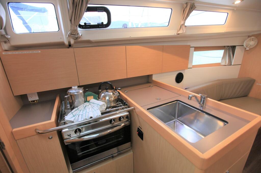 Sailing yacht 