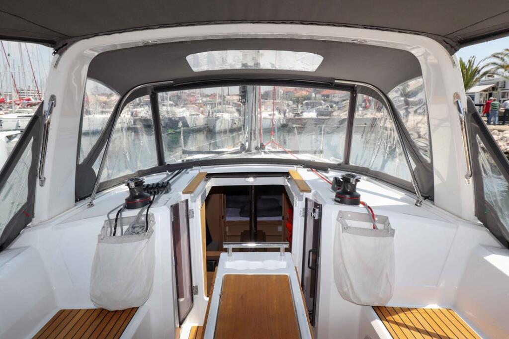Sailing yacht 