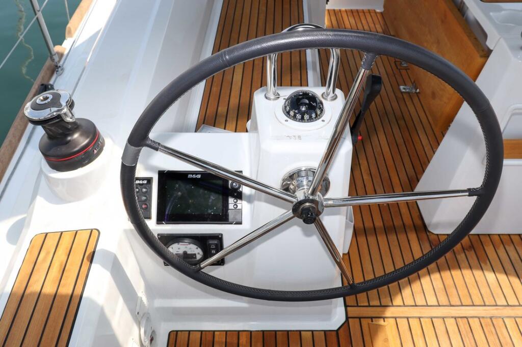Sailing yacht 