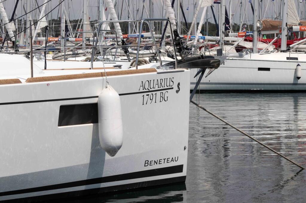 Sailing yacht 