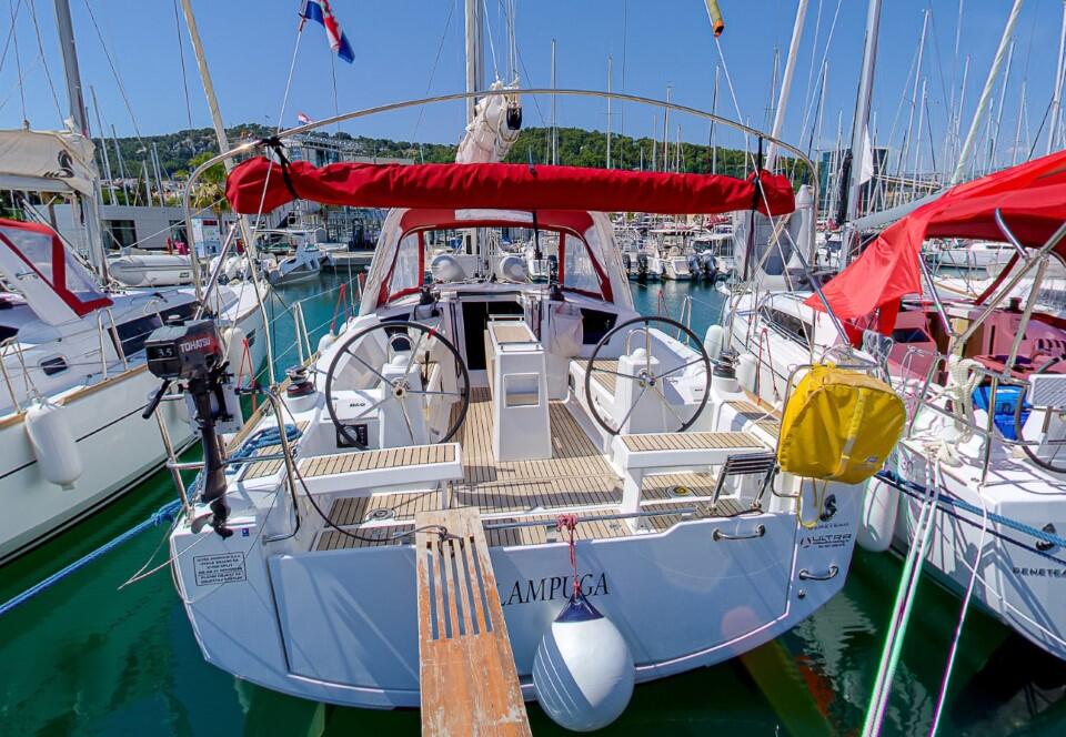Sailing yacht 