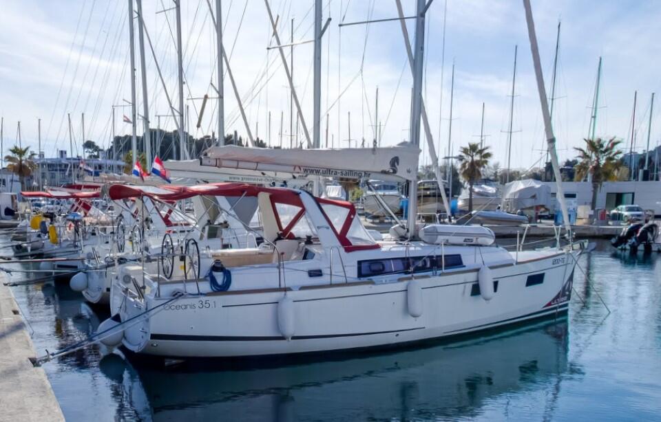 Sailing yacht 