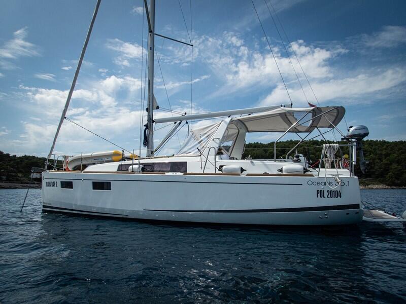 Sailing yacht 