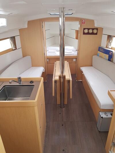 Sailing yacht 