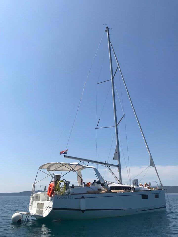Sailing yacht 