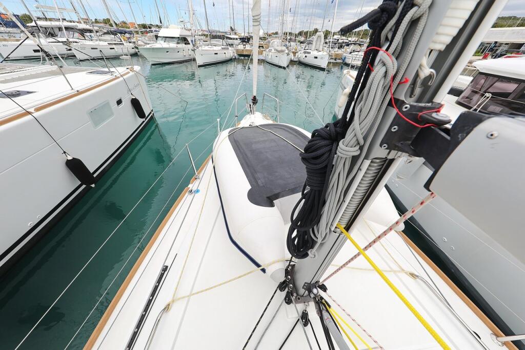 Sailing yacht 