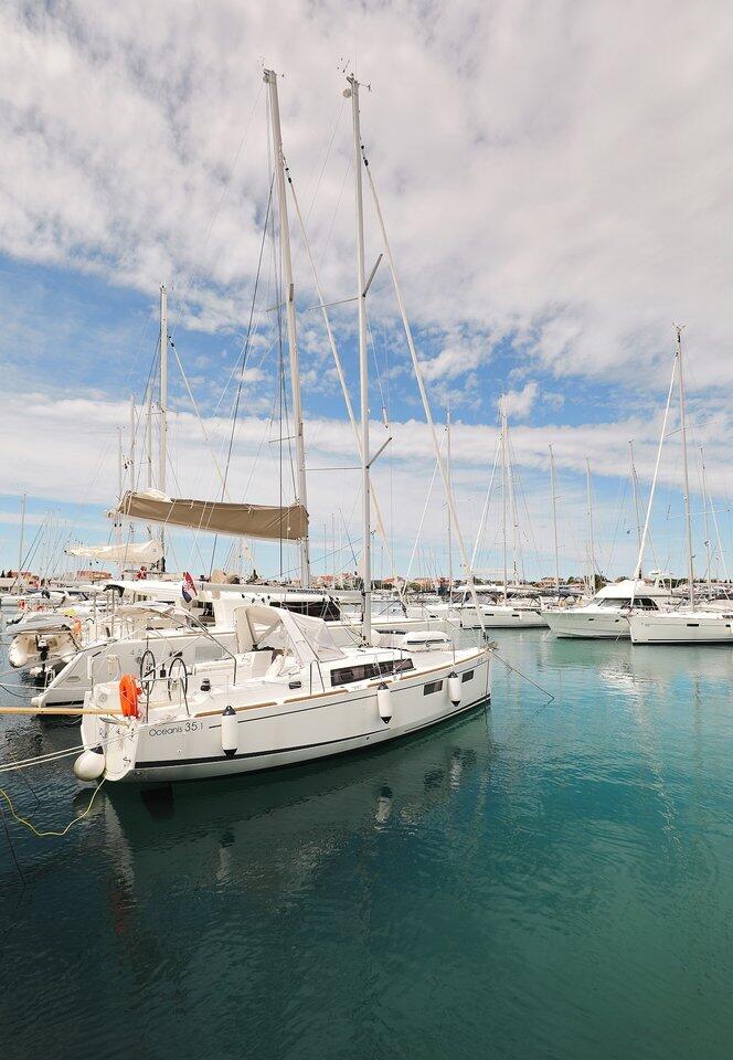 Sailing yacht 