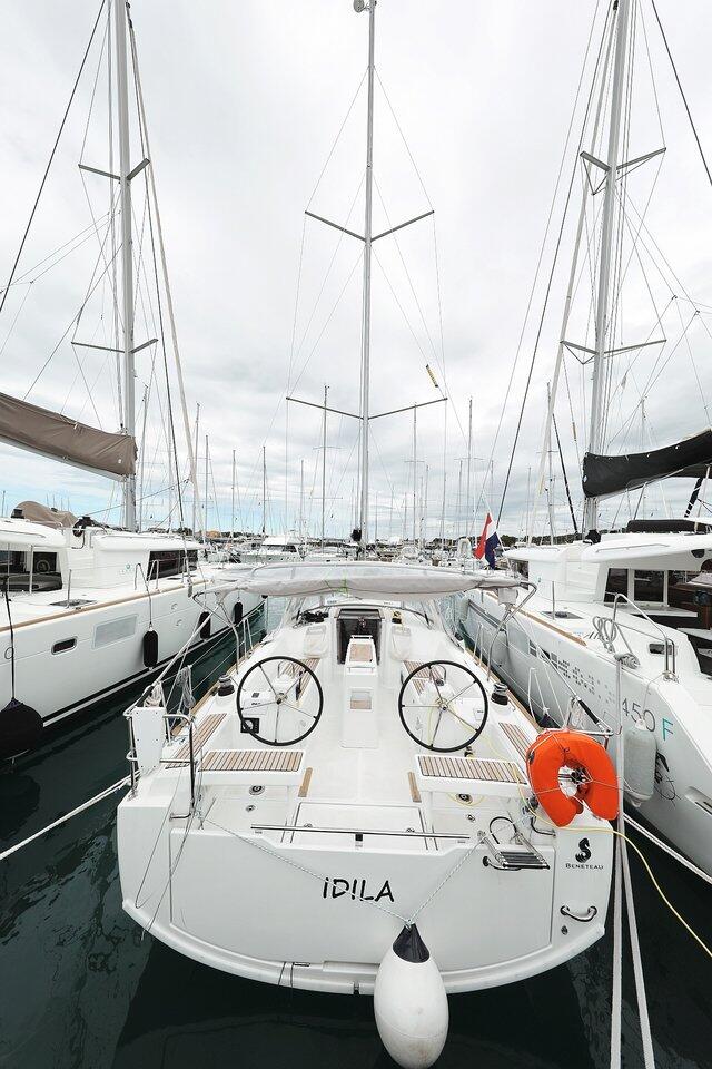 Sailing yacht 