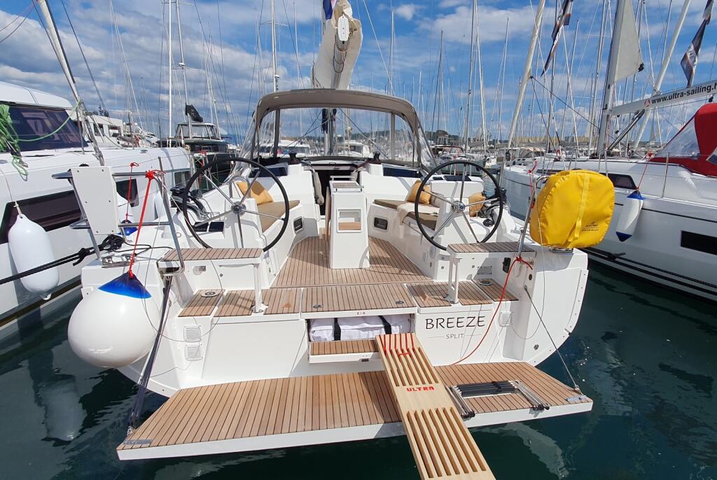Sailing yacht 
