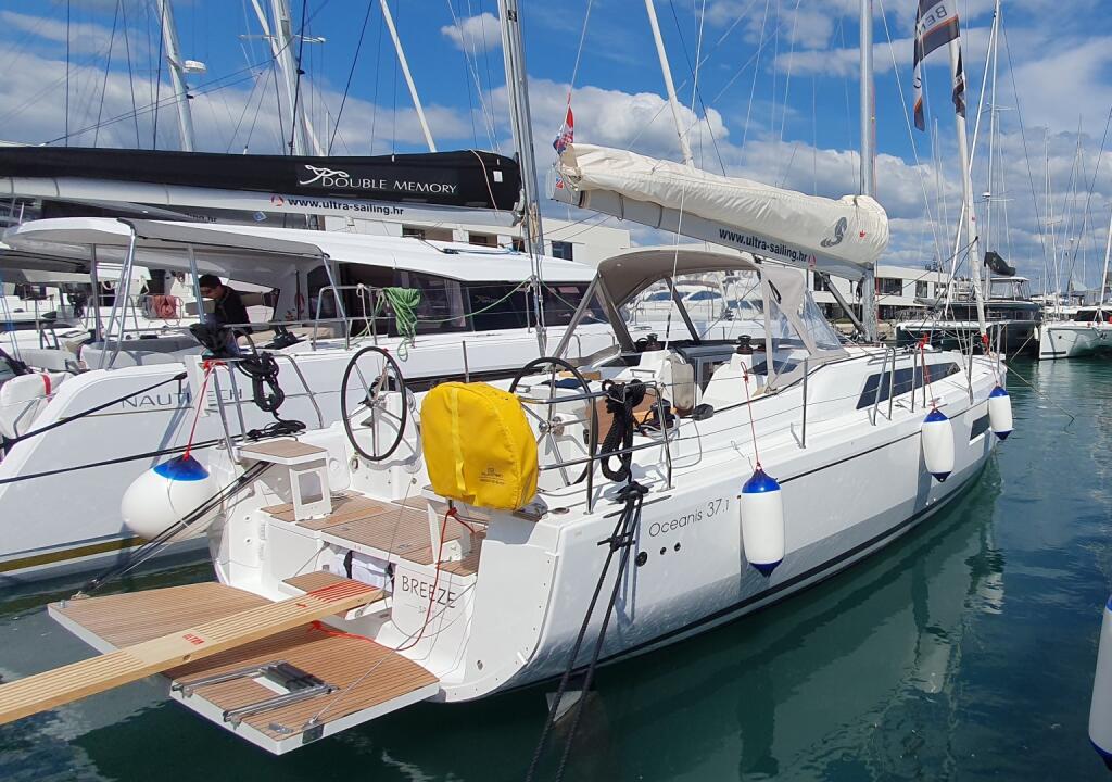 Sailing yacht 