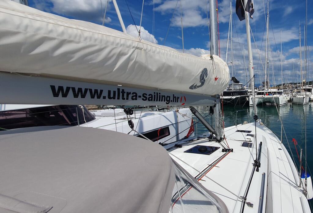 Sailing yacht 