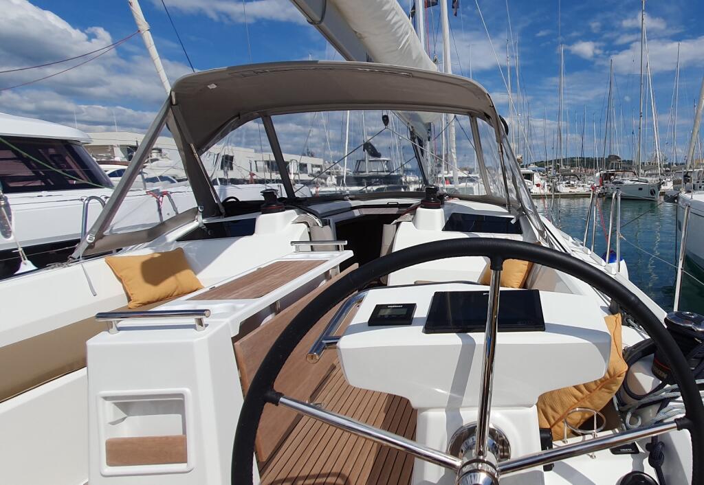 Sailing yacht 