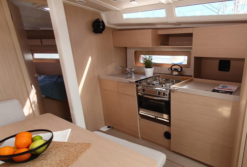 Sailing yacht 