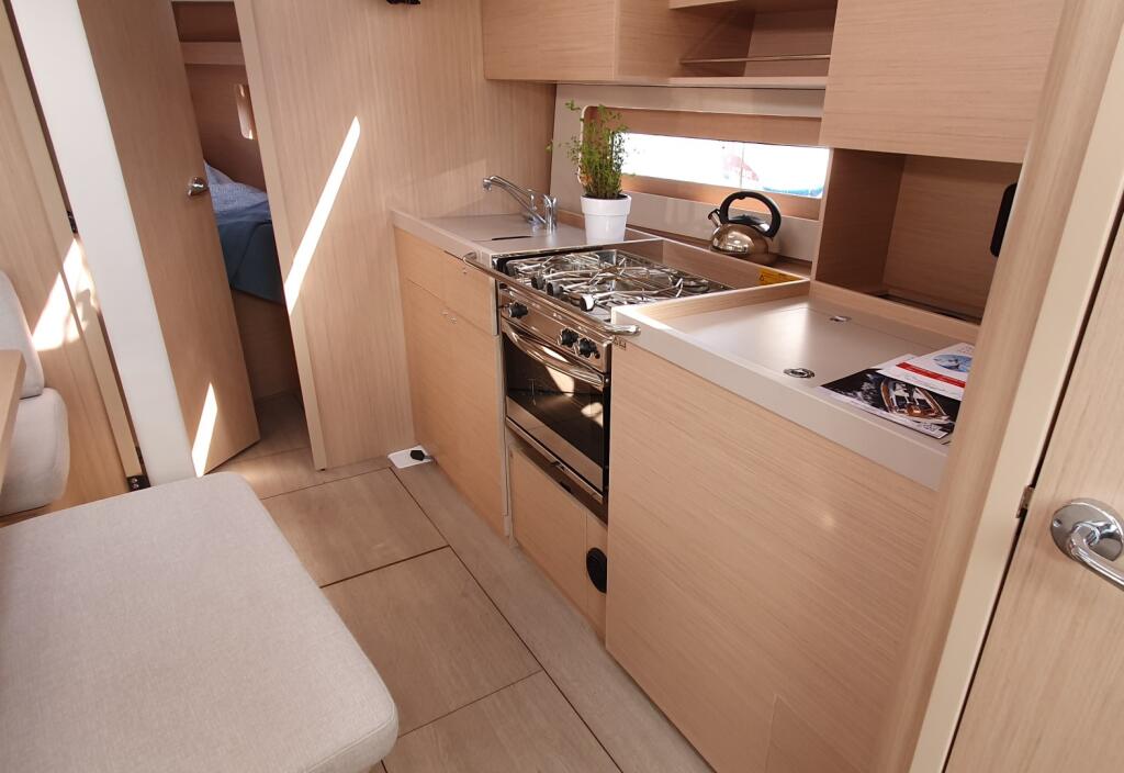 Sailing yacht 