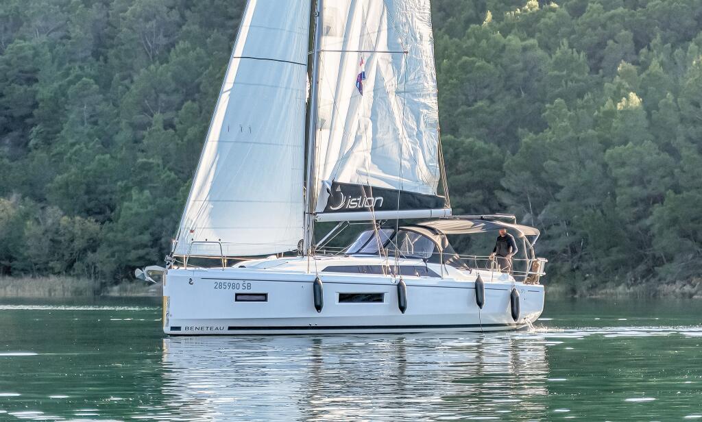 Sailing yacht 