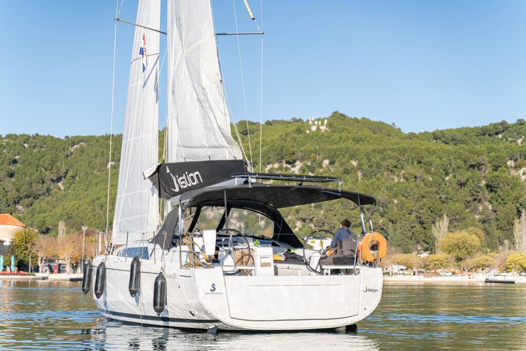 Sailing yacht 
