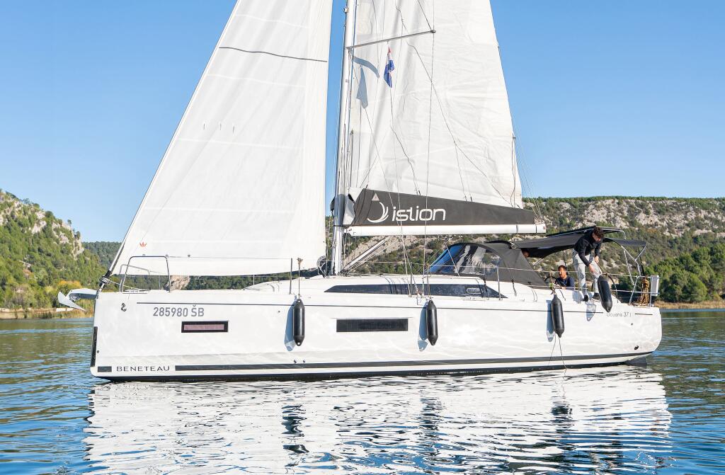 Sailing yacht 