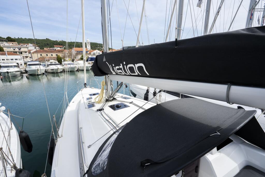 Sailing yacht 