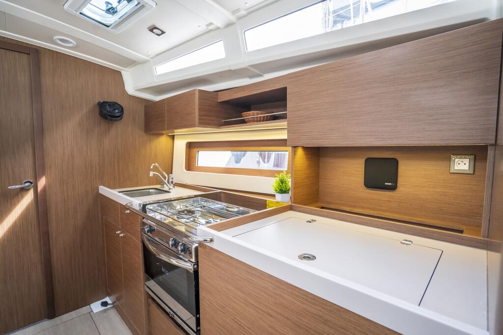 Sailing yacht 