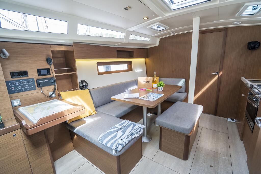Sailing yacht 