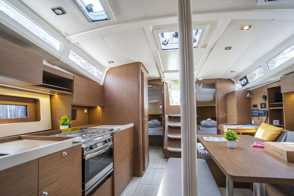 Sailing yacht 