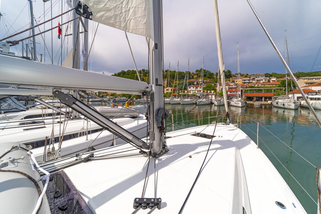 Sailing yacht 
