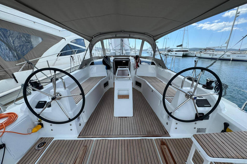 Sailing yacht 