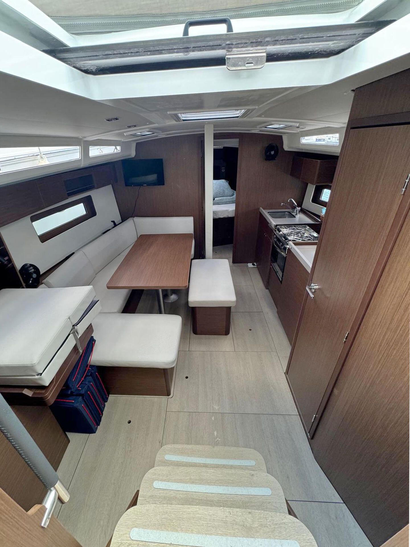 Sailing yacht 