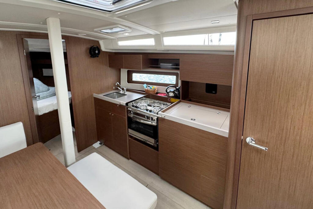 Sailing yacht 