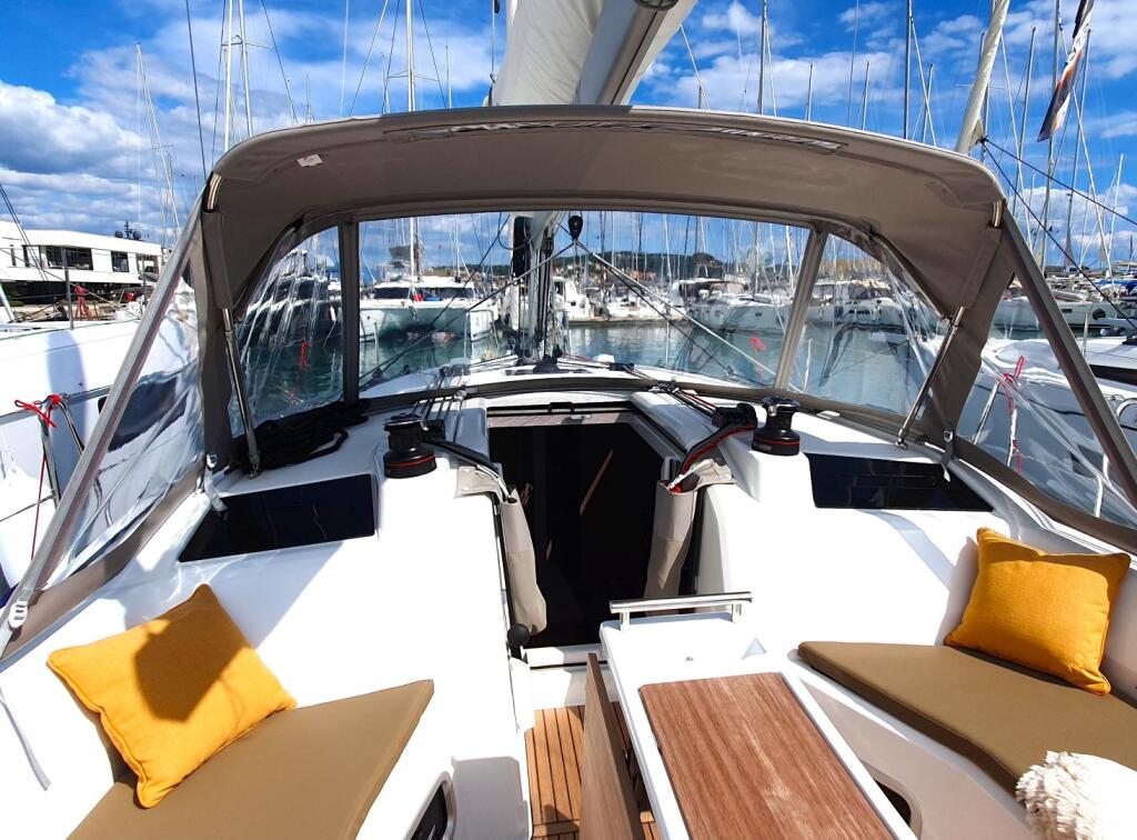 Sailing yacht 