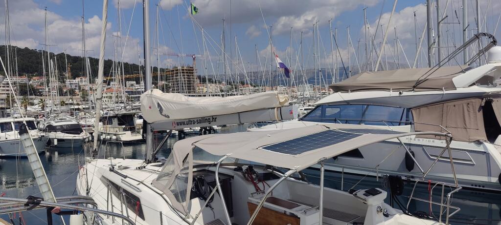 Sailing yacht 