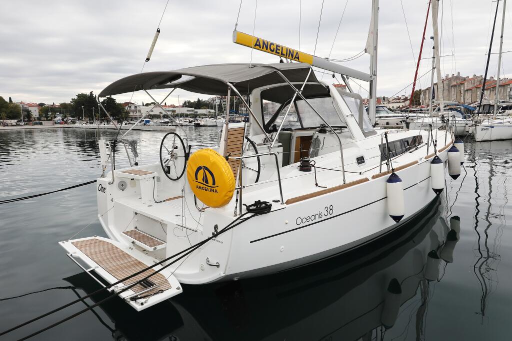 Sailing yacht 
