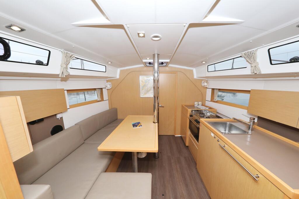 Sailing yacht 