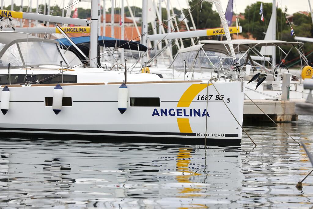 Sailing yacht 