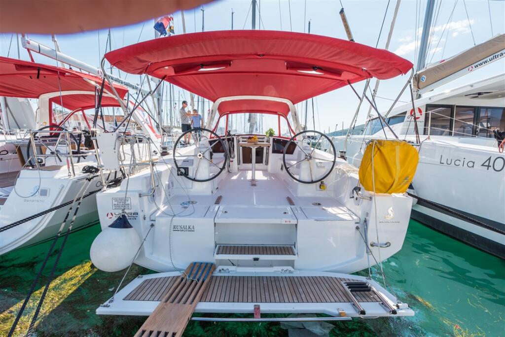 Sailing yacht 