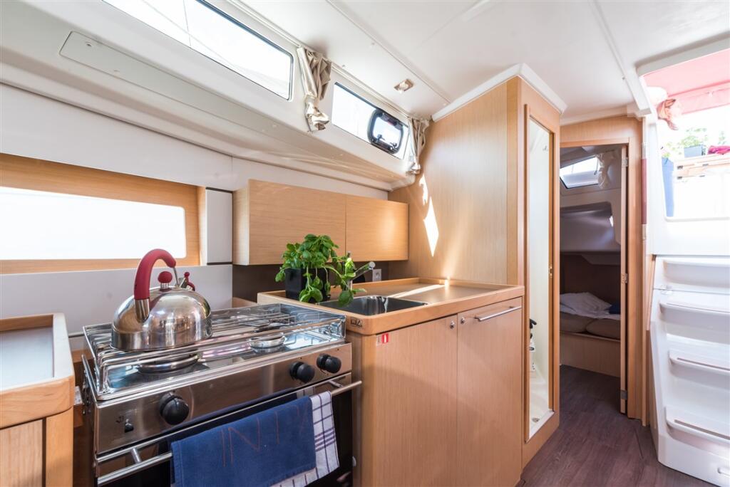 Sailing yacht 