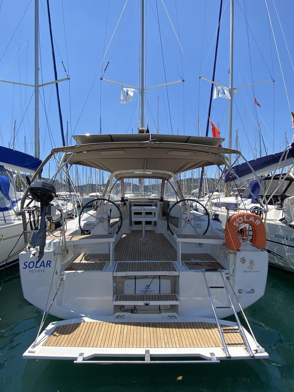 Sailing yacht 