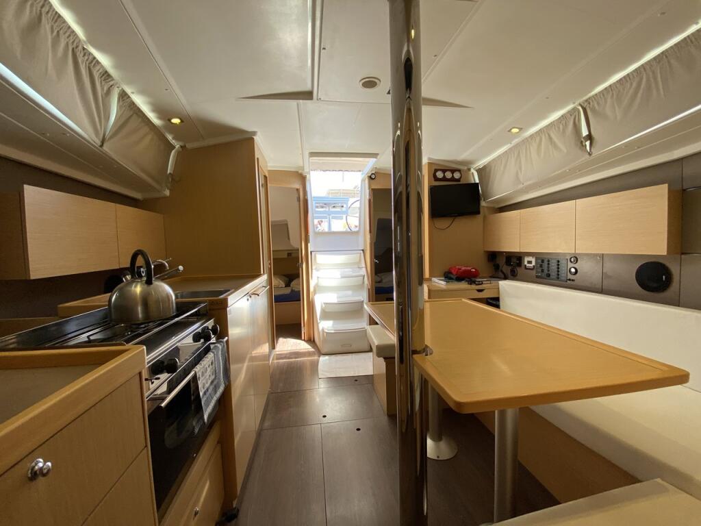 Sailing yacht 