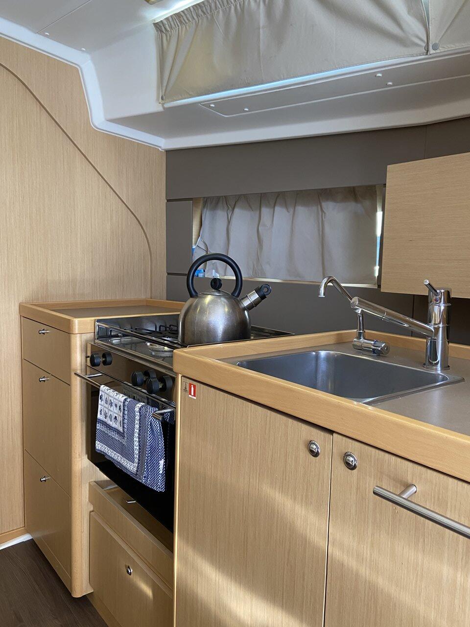 Sailing yacht 