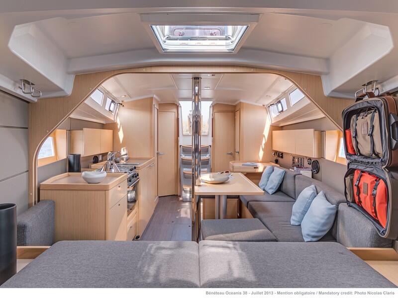 Sailing yacht 