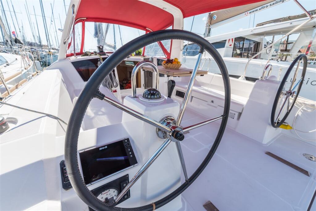 Sailing yacht 