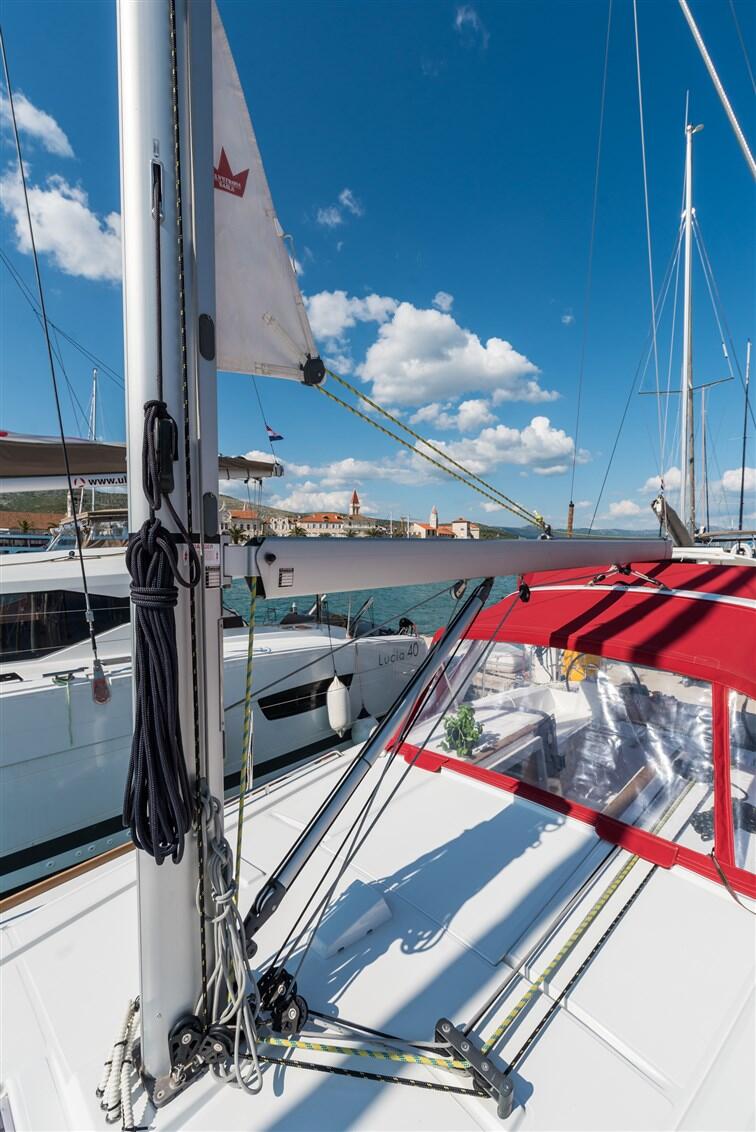 Sailing yacht 