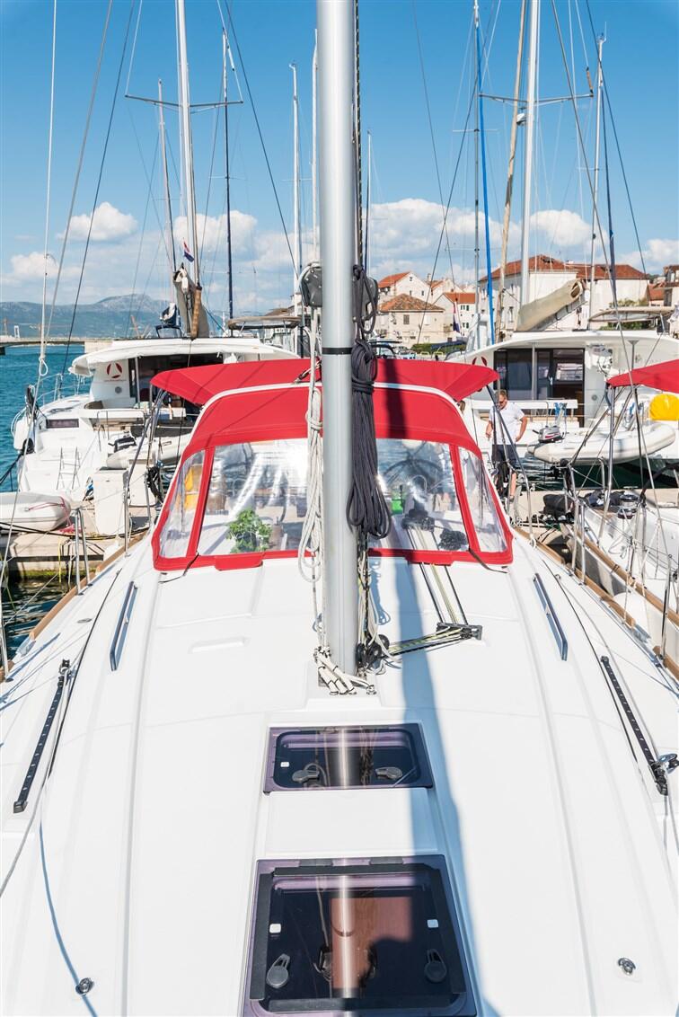 Sailing yacht 